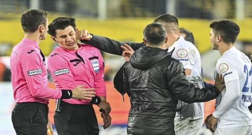 اعتقالات وسكاكين و"لكمة" الحكم.. الفوضى تجتاح الملاعب التركية (فيديو)